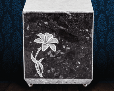 Urna cineraria in pregiato Marmo di Carrara e Grigio Carnico con fiore inciso dipinto a mano