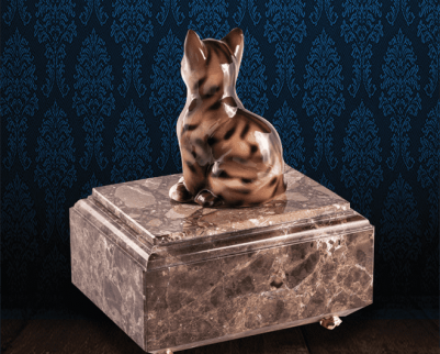 Urna per animali in pregiato Marmo Imperador Dark e gatto in fine ceramica dipinto a mano