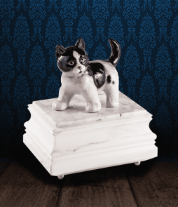 Urna per animali in pregiato Marmo di Carrara e gatto in fine ceramica dipinto a mano