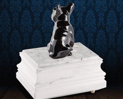 Urna per animali in pregiato Marmo di Carrara e Bulldog Francese in fine ceramica dipinto a mano