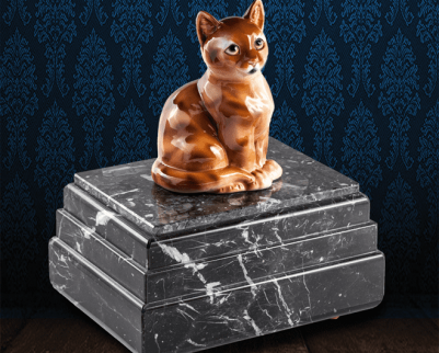 Urna per animali in pregiato Marmo Grigio Carnico e gatto in fine ceramica dipinto a mano
