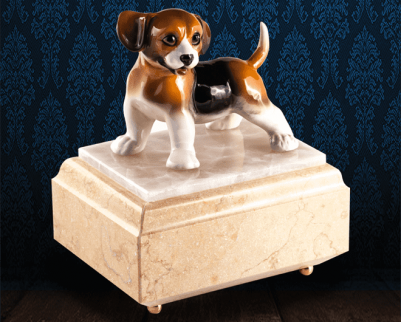 Urna per animali in Marmo Silvia Oro e pregiata Onice Bianca con Beagle in fine ceramica dipinto a mano