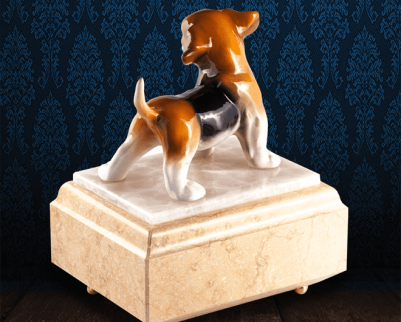 Urna per animali in Marmo Silvia Oro e pregiata Onice Bianca con Beagle in fine ceramica dipinto a mano