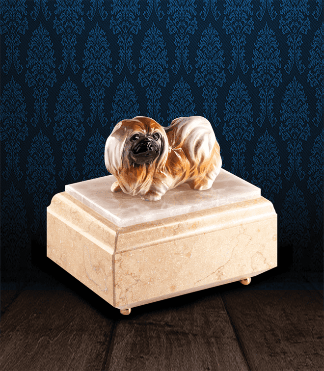 Urna per animali in Marmo Silvia Oro e pregiata Onice Bianca con Pechinese in fine ceramica dipinto a mano