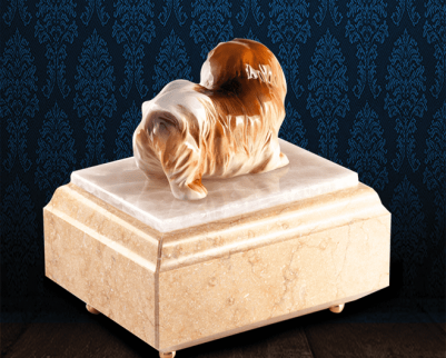Urna per animali in Marmo Silvia Oro e pregiata Onice Bianca con Pechinese in fine ceramica dipinto a mano