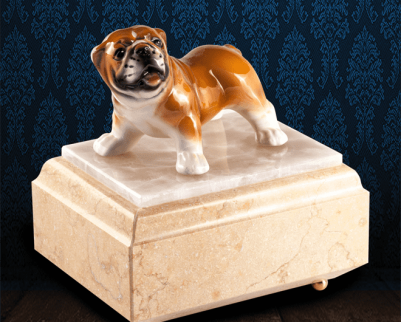 Urna per animali in Marmo Silvia Oro e pregiata Onice Bianca con Bulldog in fine ceramica dipinto a mano