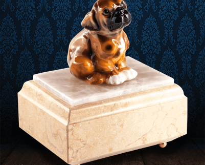 Urna per animali in Marmo Silvia Oro e pregiata Onice Bianca con cane in fine ceramica dipinto a mano
