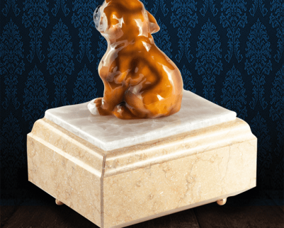 Urna per animali in Marmo Silvia Oro e pregiata Onice Bianca con cane in fine ceramica dipinto a mano