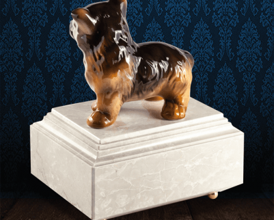 Urna per animali in Botticino Naturale con cane in fine ceramica dipinto a mano